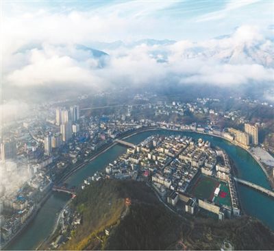 岚皋县城鸟瞰  屈兰平摄