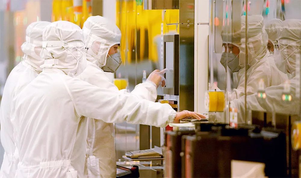 武汉新芯集成电路制造有限公司员工在检测芯片制造设备(2020年2月