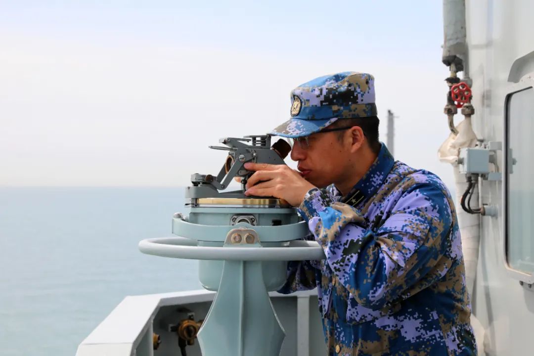 某海域天柱山舰组成的舰艇编队由北部战区海军某登陆舰大队大青山舰