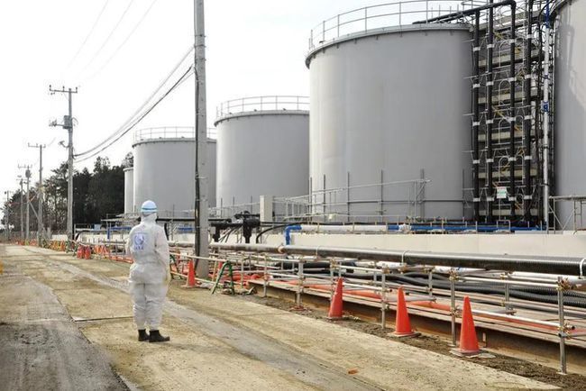 福岛核电站内储存核废水的储存罐
