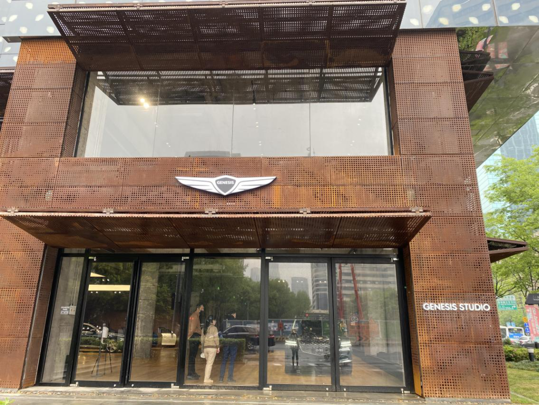 紧邻一家苹果门店,这是捷尼赛思在中国的第一家也是当前唯一一家门店