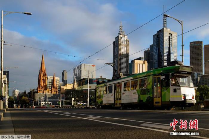 资料图：当地时间2月13日，澳大利亚墨尔本，一辆有轨电车沿着空旷的城市道路行驶。