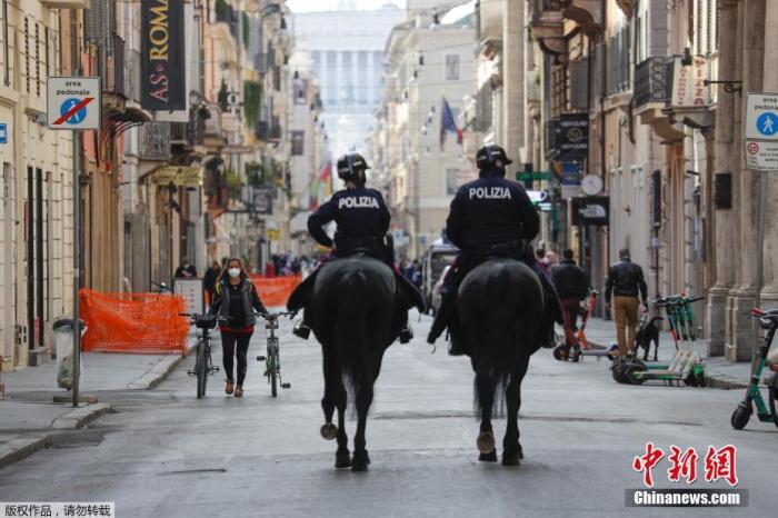 当地时间4月3日，意大利罗马，警察骑马在科尔索大街巡逻。