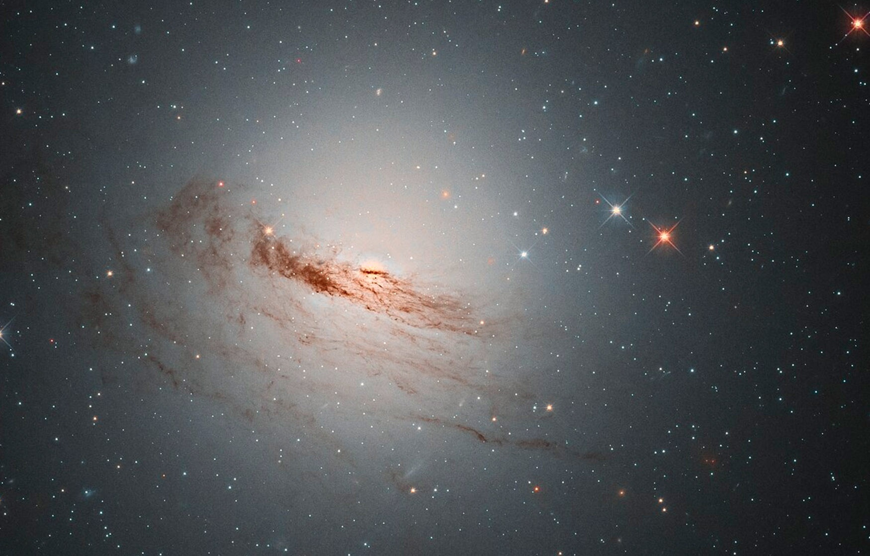 异常美丽：哈勃望远镜捕捉到一个正在消亡的星系