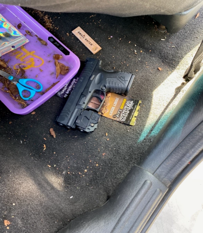 普莱森顿一对华人夫妇在家附近遭遇抢劫,被人用子弹上膛的枪支指头