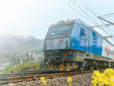 5630次列车从贵州桐梓县境内的红花园站驶出.