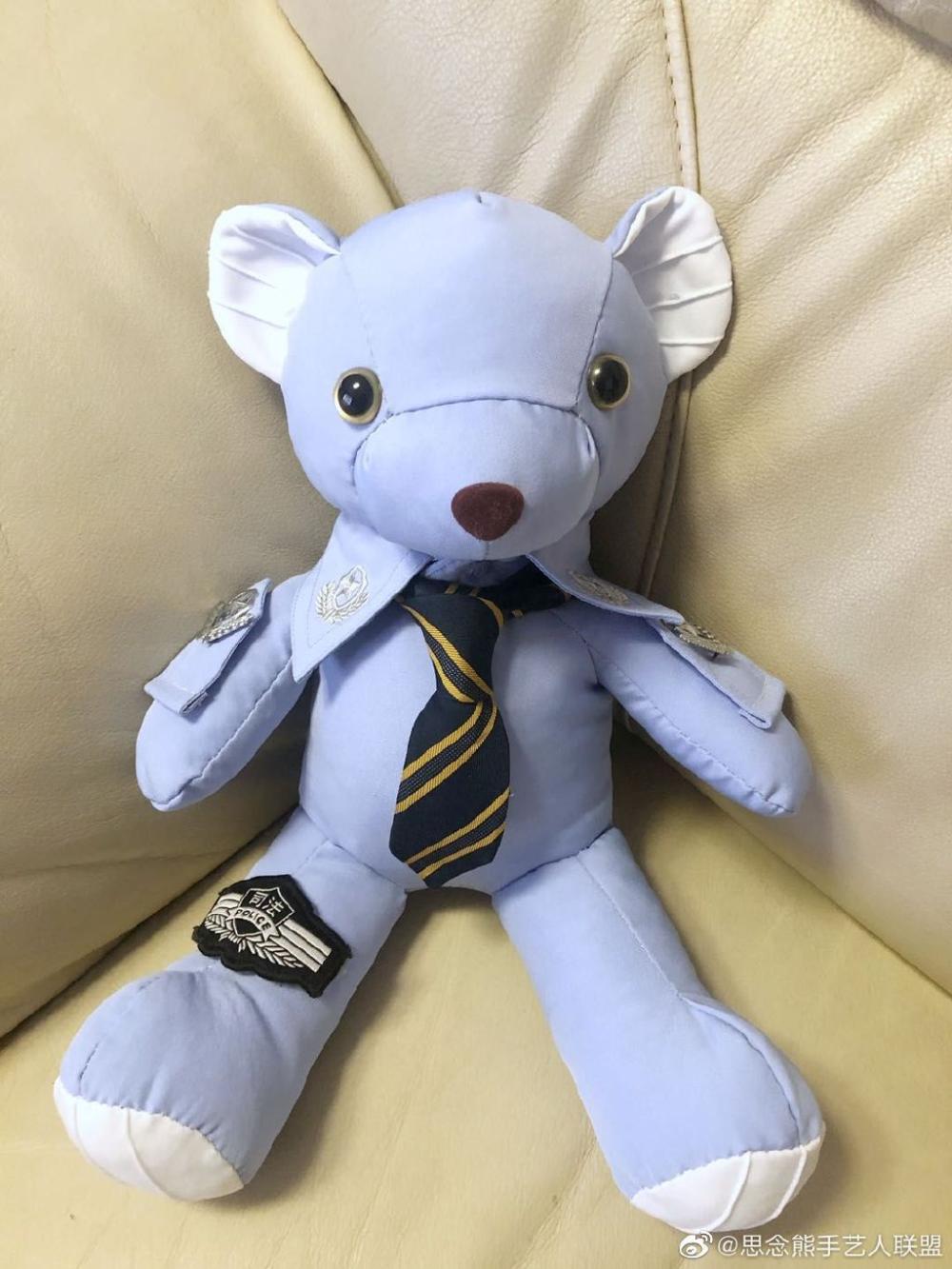 制作一只手工小熊收费350元,跟300元一小时的定制皮具相比,做思念熊谈