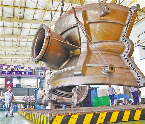 在东北老国企哈电集团哈尔滨汽轮机厂生产车间，工人在进行生产作业（2019年9月3日摄）。 新华社记者 王建威摄