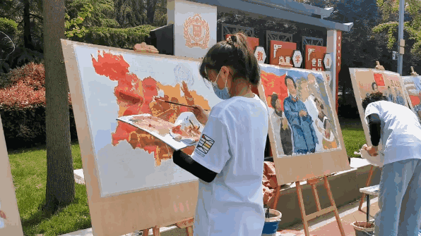 架起画板 素手描丹青几笔勾勒似云锦点墨绘出心中情一笔笔画下的是