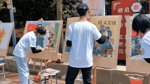 架起画板 素手描丹青几笔勾勒似云锦点墨绘出心中情一笔笔画下的是