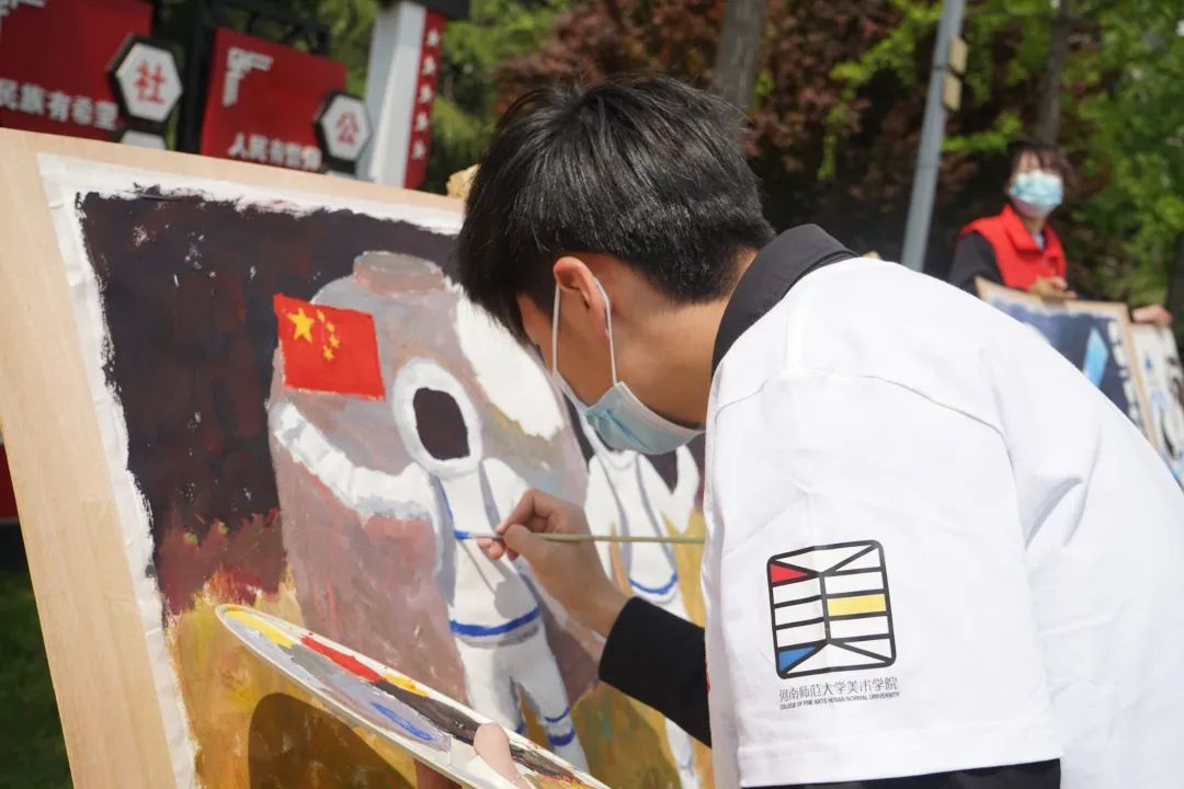 从画卷回看过去一声巨响蘑菇云腾空而起遥远的太空中多了一抹红月球的