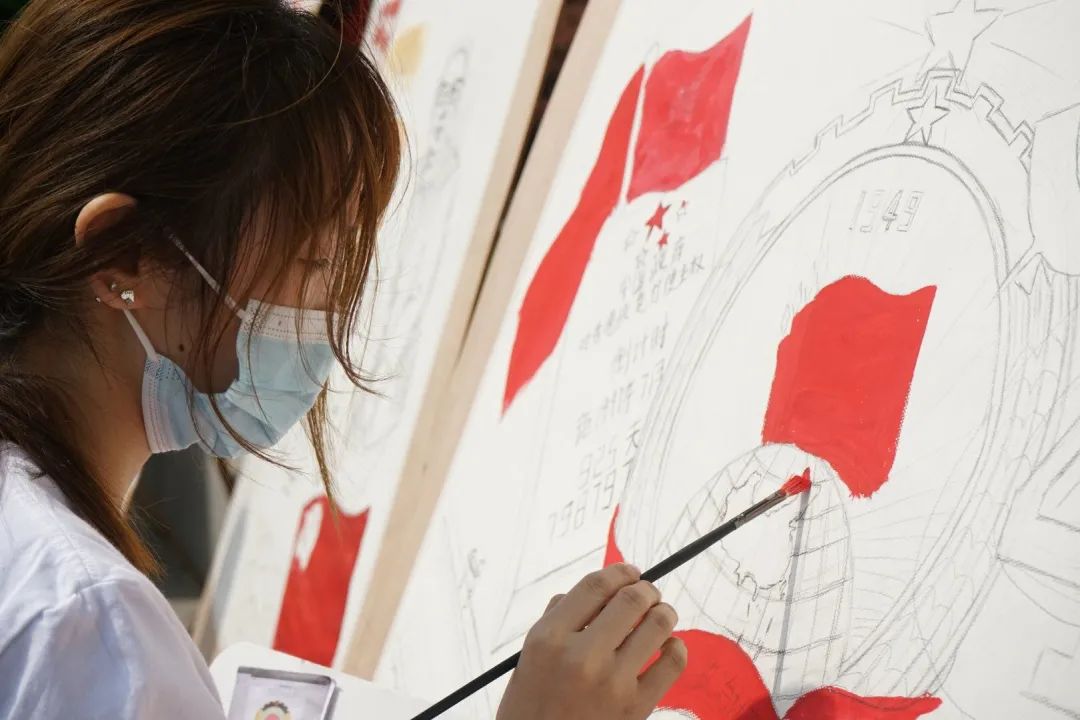 架起画板 素手描丹青几笔勾勒似云锦点墨绘出心中情一笔笔画下的是