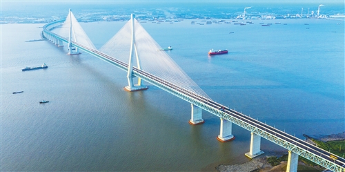 中国中铁承建的沪苏通长江公铁大桥是中国自主设计建造、世界上首座跨度超千米的公铁两用斜拉桥（2020年6月29日摄，无人机照片）。 新华社记者 李 博摄