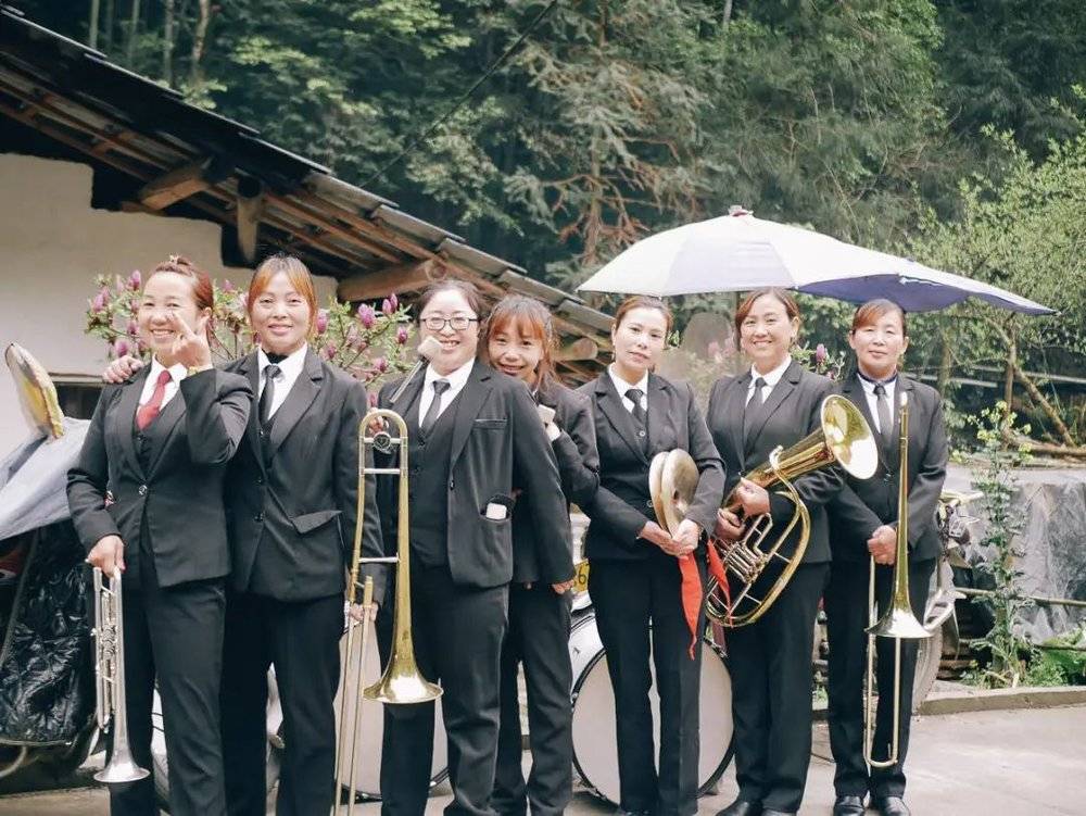 三场葬礼和一个女子乐队