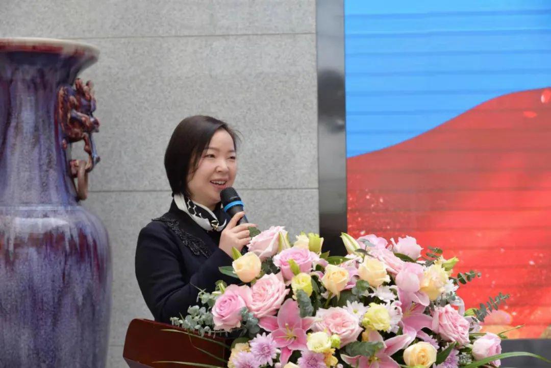 欧普康视副总经理,董事会秘书施贤梅发表讲话施贤梅副总经理在仪式上