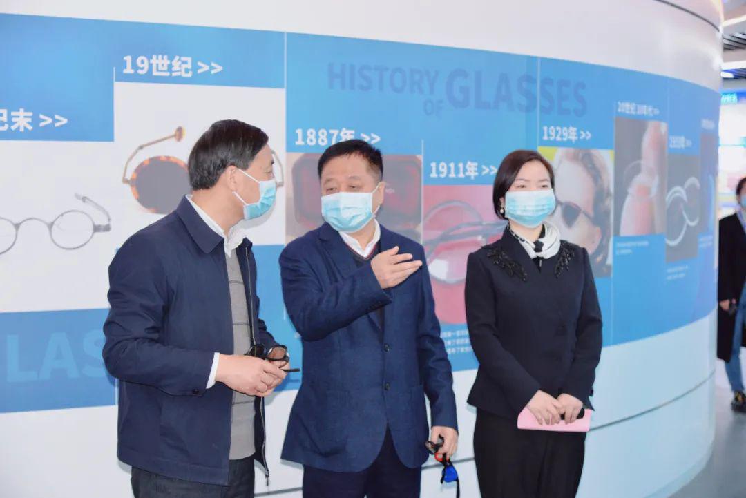 近视防控战略合作签约暨素质教育基地揭牌仪式在欧普康视落地签约