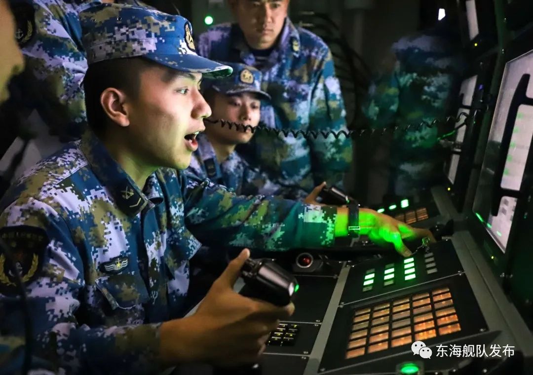 不多时,舟山舰雷达显示屏上出现两个闪烁的光标,快速向该舰移动.