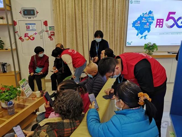 (广东移动江门分公司全球通营业厅为老年人客户开展“老友记小课堂”讲解活动。)