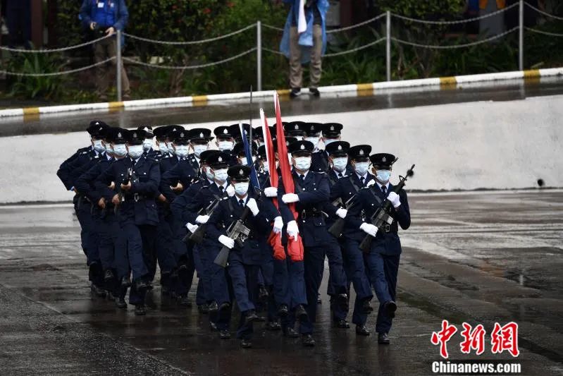 五星红旗扛上肩膀香港五大纪律部队集体加入中式步操