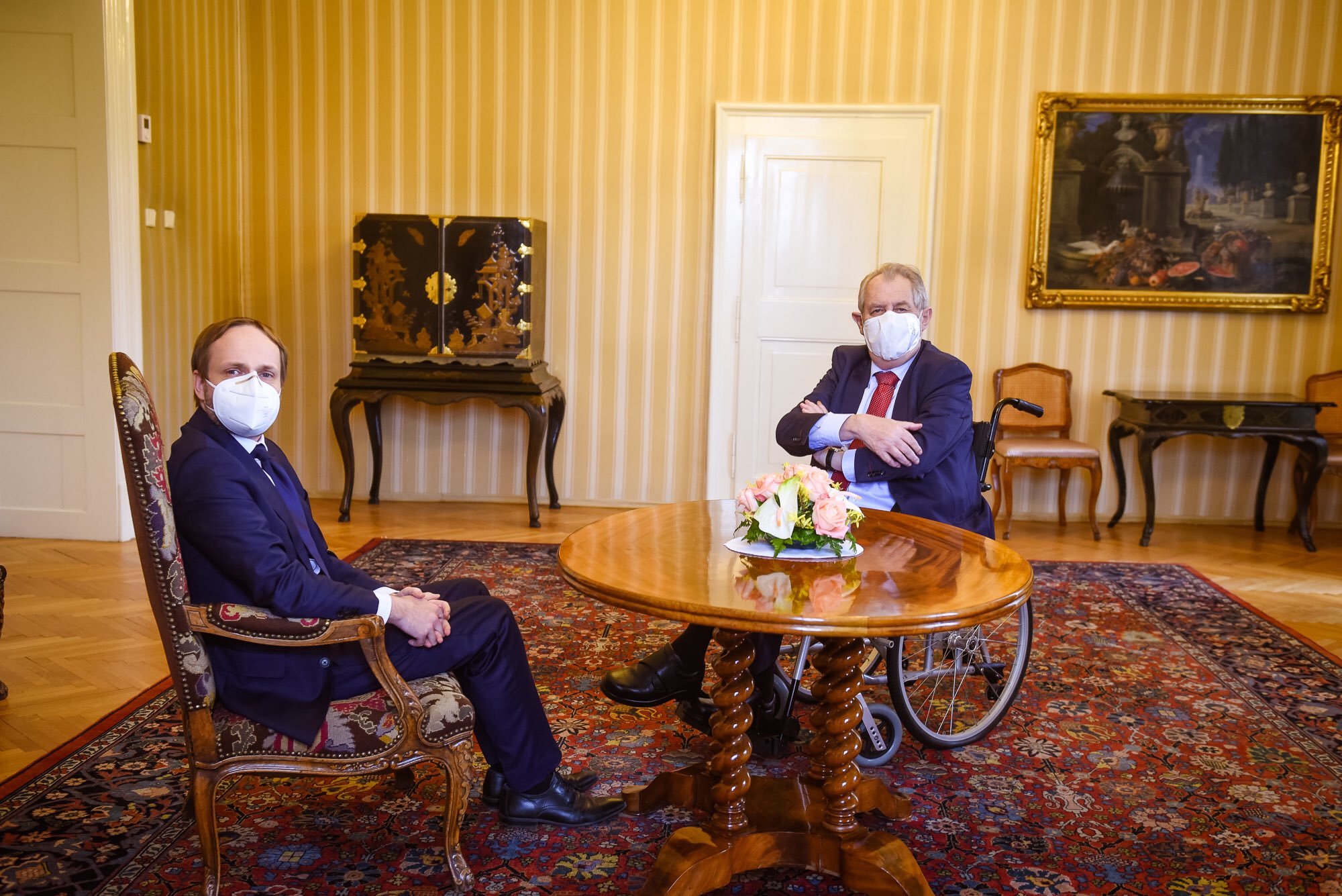 △4月15日，捷克总统泽曼（右）会见库尔哈内克（左） 图片来源：社交媒体