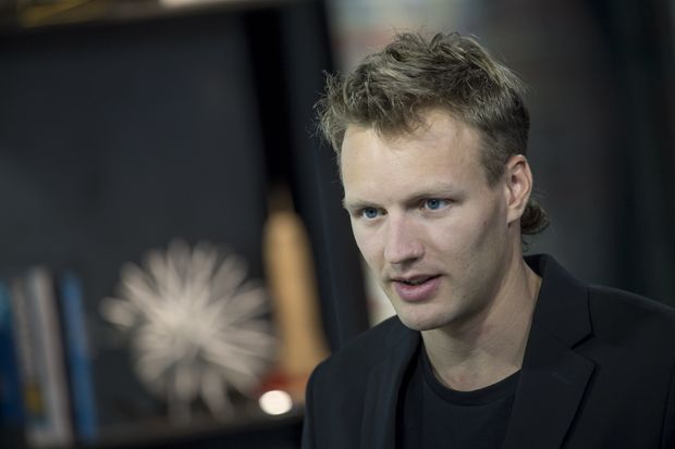 据cnbc报道,首位员工olaf carlson-wee在毕业后向coinbase发出了一封