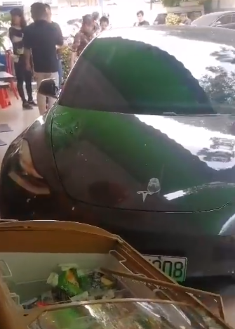 特斯拉Model 3“失控” 冲进超市撞倒一人