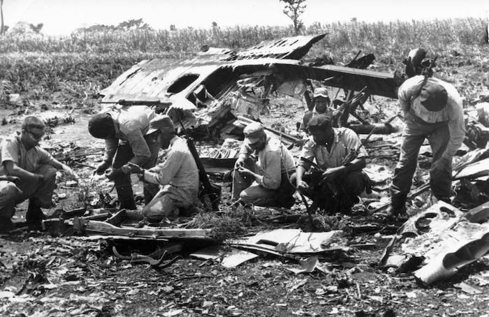 △古巴民兵查看“猪湾事件”中被击落的飞机