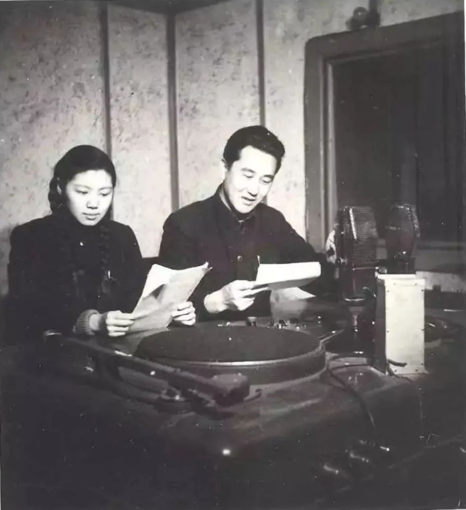 五十年代初,齐越和潘捷正在播音