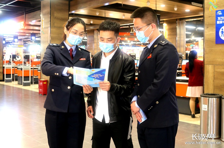 税务人员向小微企业介绍纳税信用贷办理流程.王亚薇摄