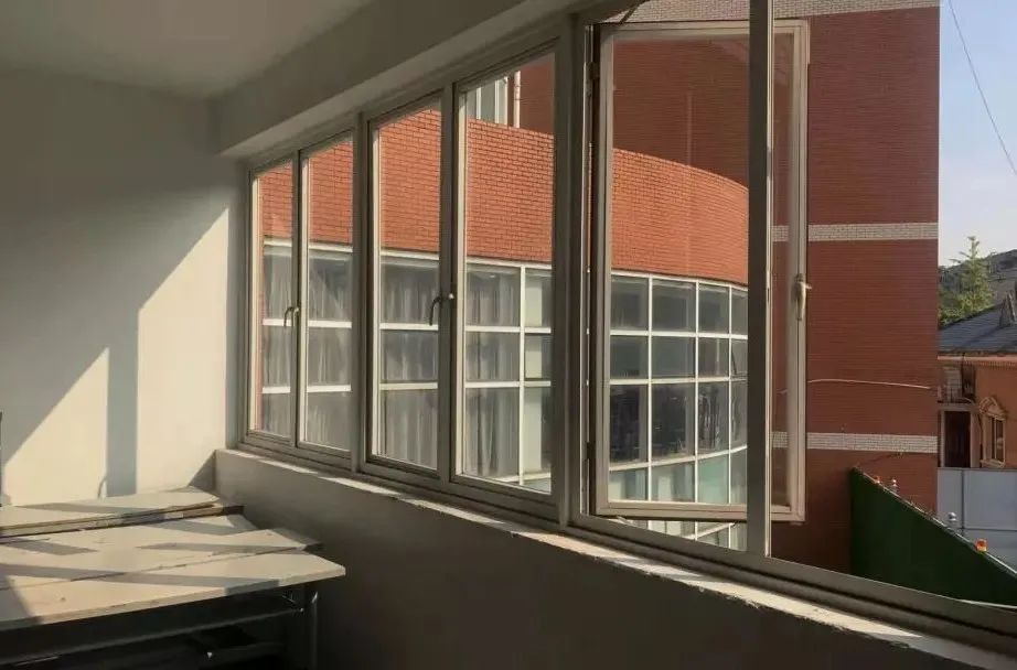 将灿烂分毫不差地投向栏杆间,白墙窗户便是阳光忠诚的信使天气晴朗时