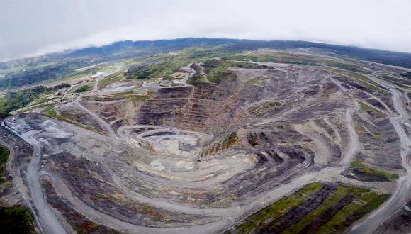 波格拉金矿鸟瞰图。图片来源：紫金矿业