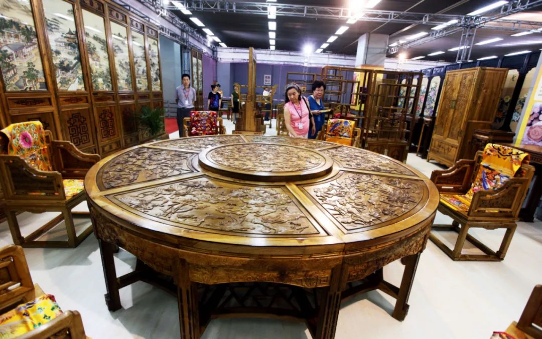 一次国际顶级生活品牌博览会上展出的檀木餐桌。图/视觉中国