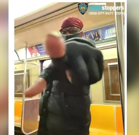 美亚裔女子地铁上遭骚扰辱骂 一名流浪汉出手相助
