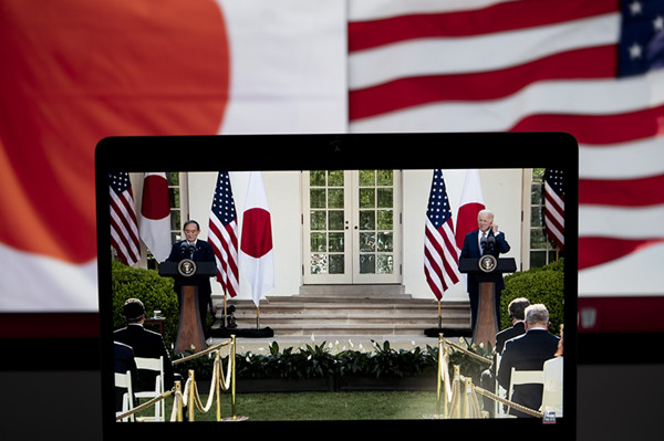 图说：4月16日拍摄的直播画面显示，美国总统拜登（右）与到访的日本首相菅义伟在白宫举行联合记者会。(刘杰 摄)