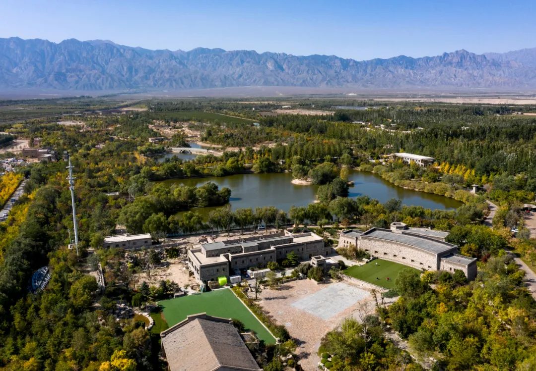 贺兰山东麓葡萄酒庄的旅游热,图为宁夏志辉源石酒庄.冯开华摄(新华社)