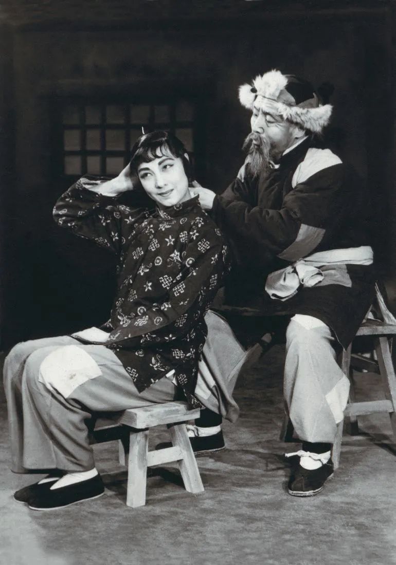 现代京剧《白毛女》中,杜近芳饰演喜儿,李少春饰演杨白劳