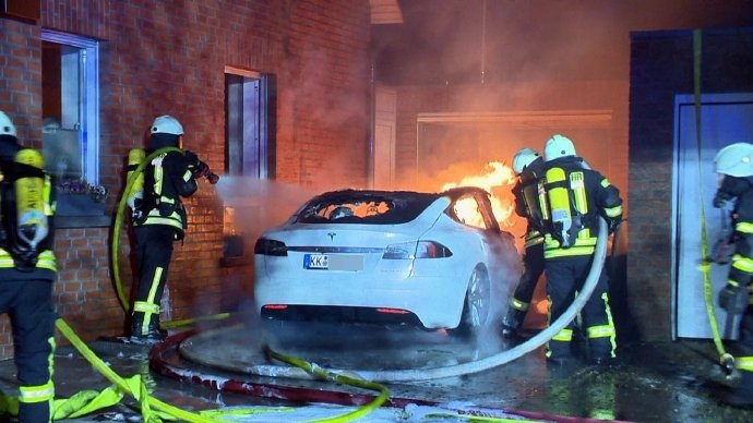 德国一特斯拉Model S自燃 消防员用“水泡”方式灭火