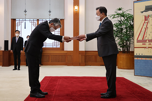 日本驻韩大使相星孝一14日向韩国总统文在寅递交国书（图自：澎湃影像）