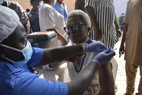 尼日利亚民众接种阿斯利康疫苗，图自澎湃影像