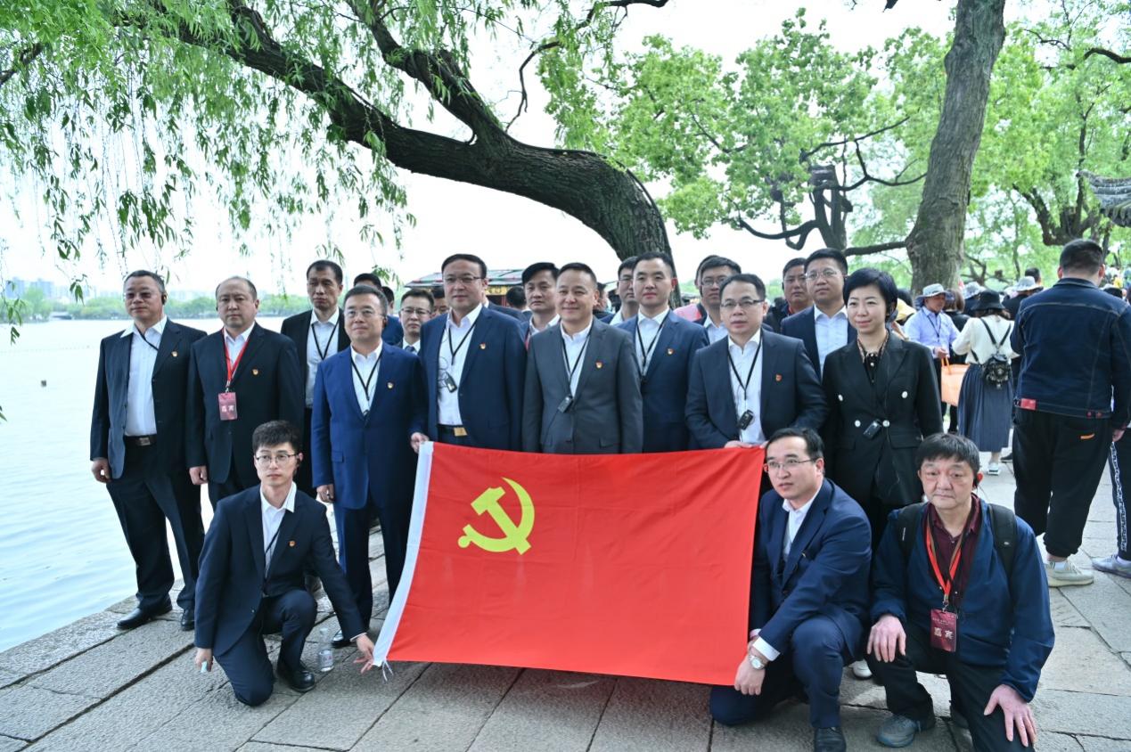 旗迹中国-红色之旅的全体成员共同体悟红船精神。人民网记者王天乐 摄