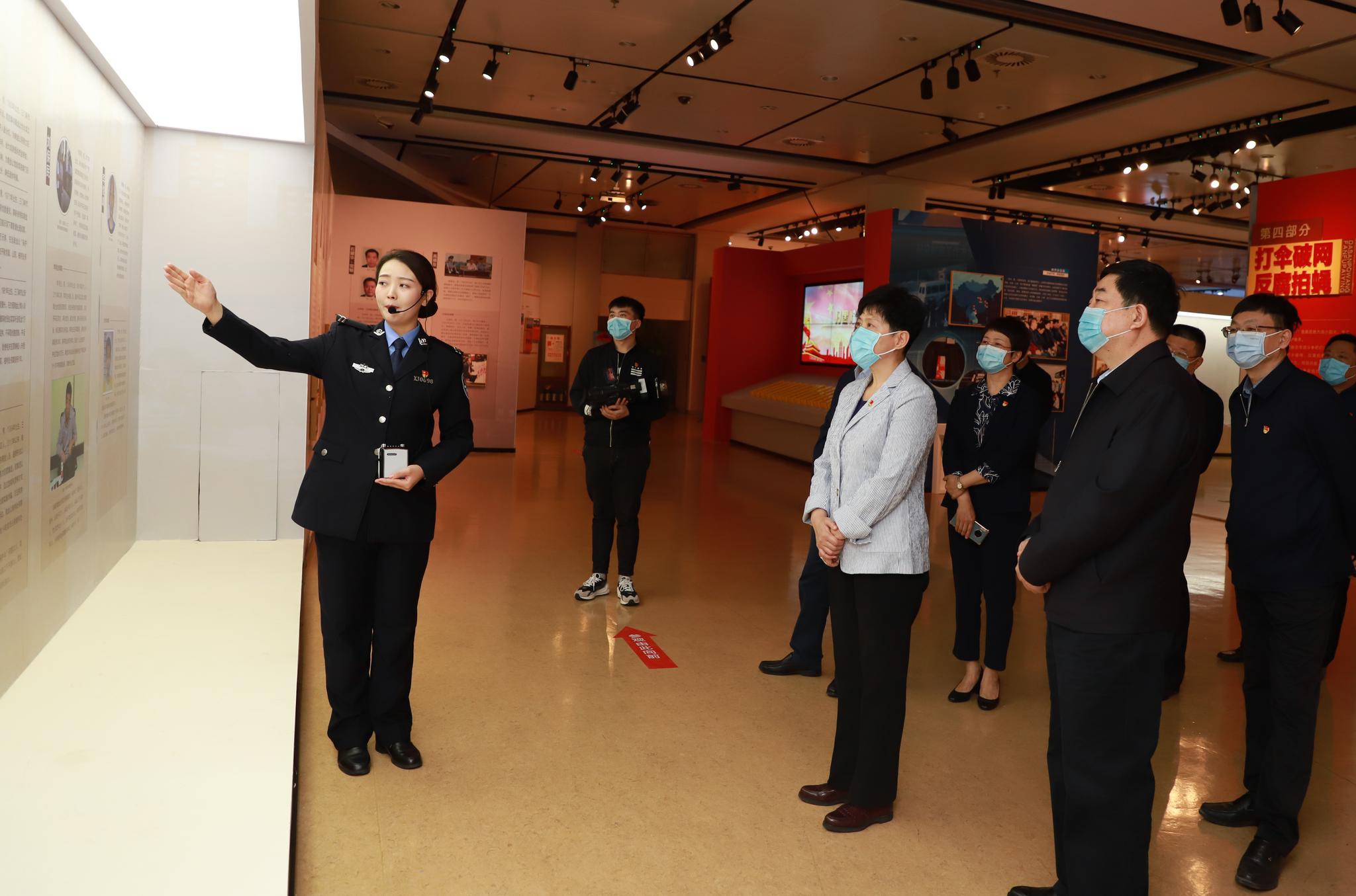 曲孝丽参观省扫黑除恶成果展时强调压实责任常态长效推进惩腐打伞工作