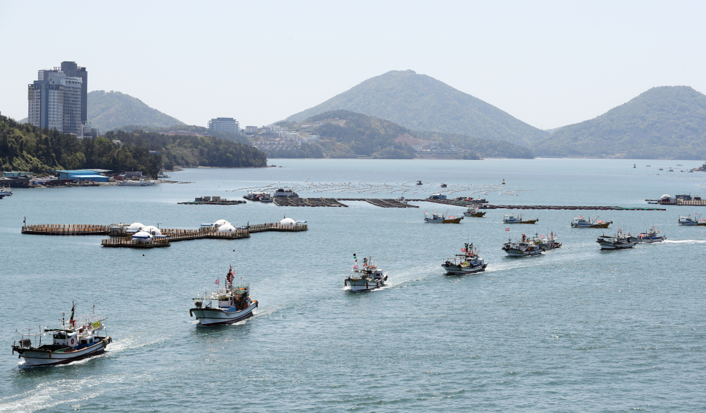 韩国150多艘渔船海上游行，抗议日本排污入海