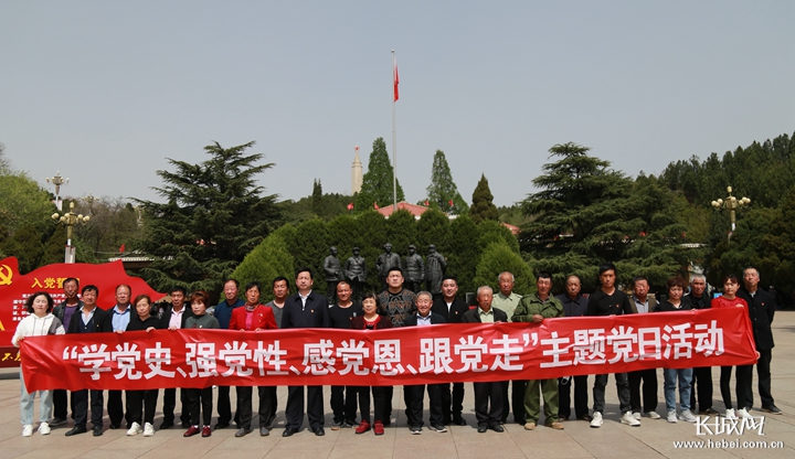 郭安治和八顷村村民在西柏坡"五大书记"铜像前合影.王建军供图
