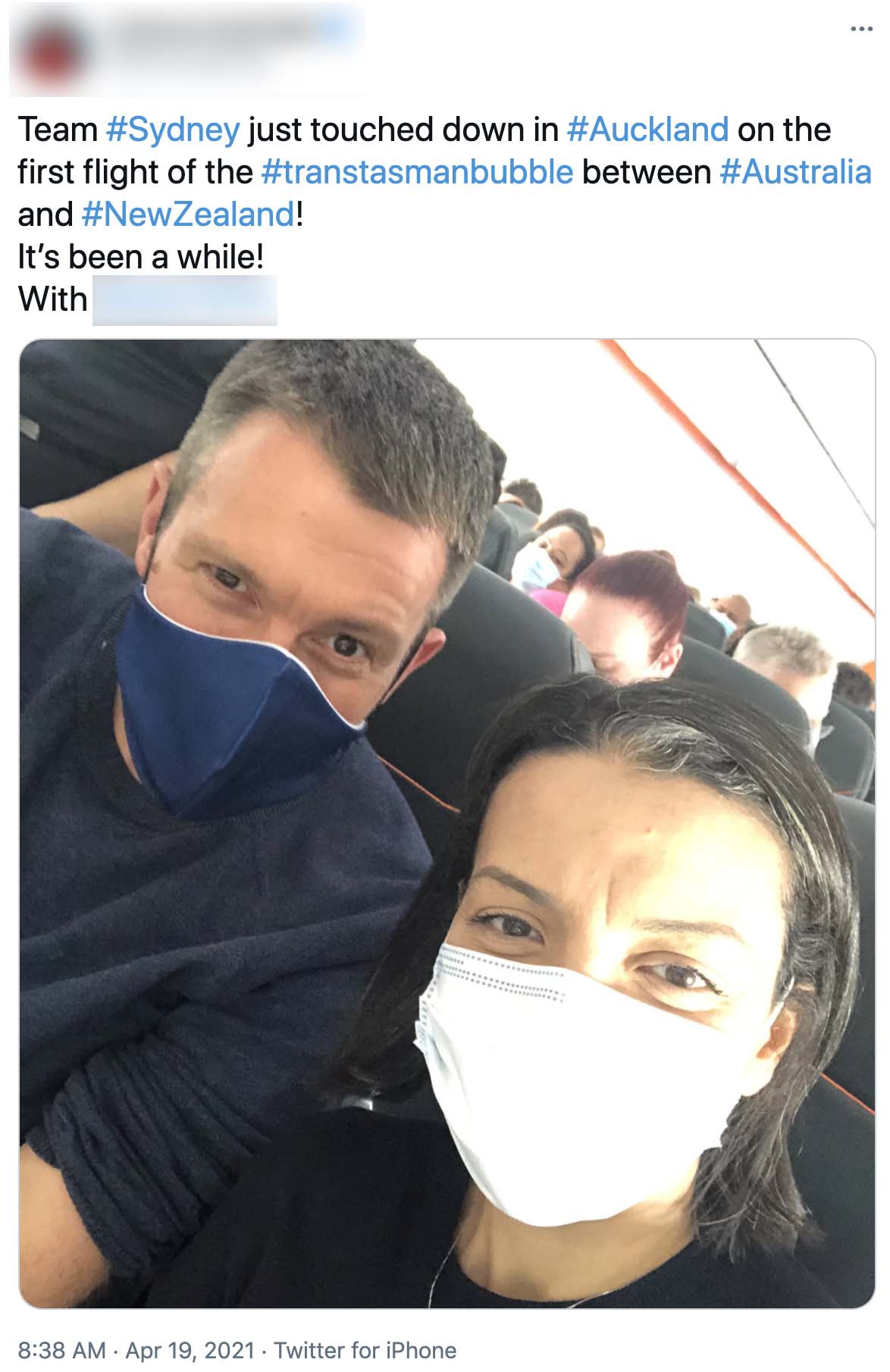 “我通过‘旅行气泡’的首趟航班抵达了奥克兰。好久不见!”
