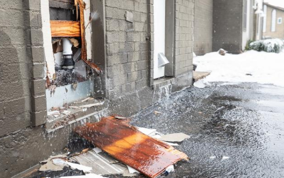 当地时间2月18日,得克萨斯州奥斯汀市一公寓外的水管爆裂