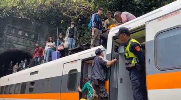 台铁:列车出轨事故致51人死亡 其中包括一名法国旅客