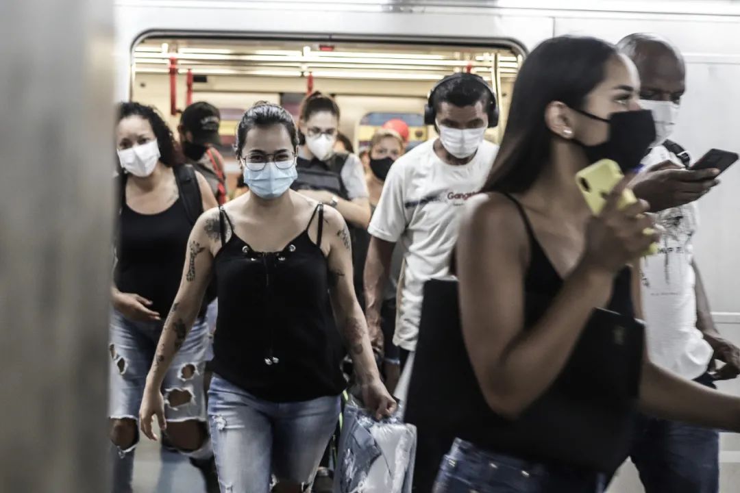 2021年3月22日,人们戴口罩走出巴西圣保罗一辆地铁列车。新华社发(拉赫尔·帕特拉索摄)
