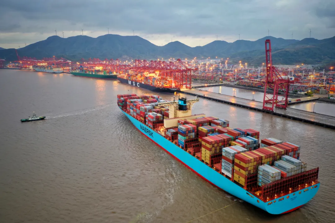 宁波舟山港穿山港区集装箱码头船只穿梭