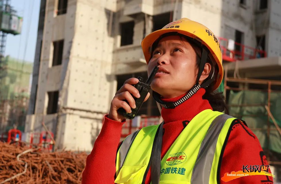 在指挥塔吊的袁紫芸.薛赟 摄