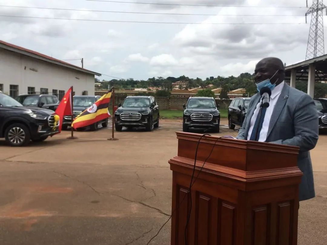 驻乌干达大使向乌政府移交中国政府援乌南方首脑会议物资